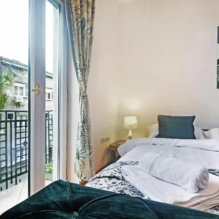 Lägenhet Cozy Near Saint Sava Temple Belgrad