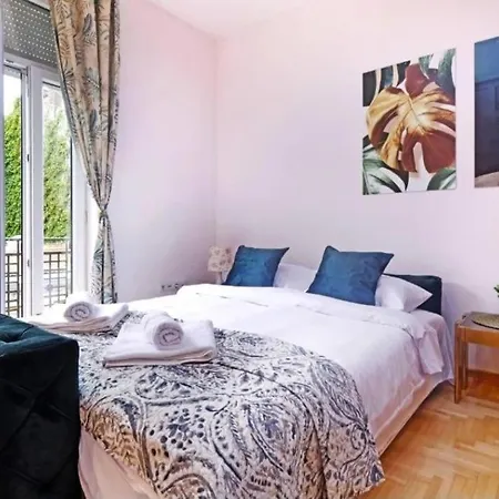 Cozy Near Saint Sava Temple Lägenhet